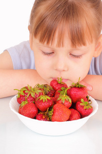 漂亮的小女孩和草莓白汤板