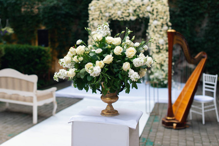 美丽的鲜花装饰品为婚礼仪式。白玫瑰
