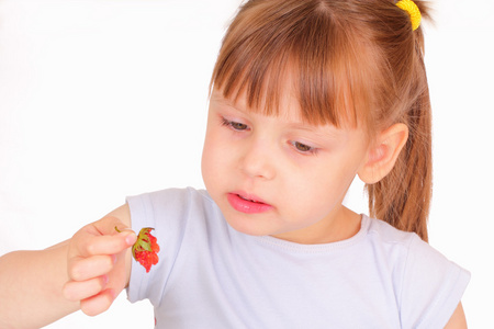 漂亮的小女孩吃草莓