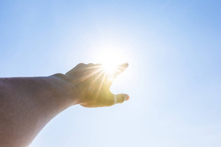 一个人伸手向天空的手.手工制作符号照片