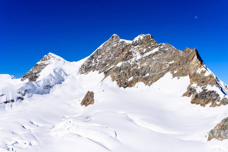 少女峰渡山的看法在 Bernese 阿尔卑斯在瑞士