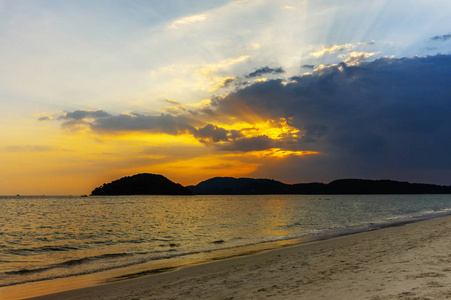 天堂热带岛屿海滩上多彩的日落景观