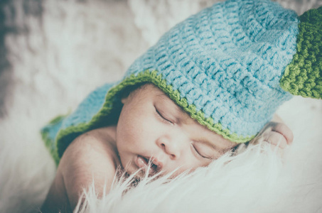 特写镜头, 可爱和可爱的婴儿与服装睡觉。新生活与育儿理念
