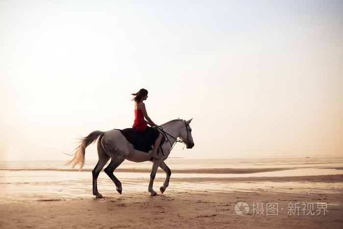 小女孩一匹马骑的大海背景