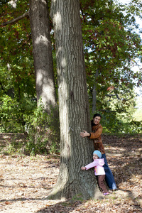 母亲和女儿在秋天公园