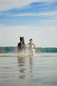 一匹马在海边的女人