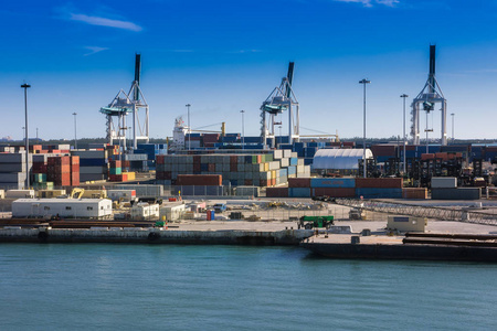 集装箱码头在迈阿密, 货物港口。集装箱装卸起重机
