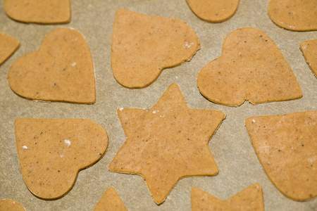 自制姜饼饼干切成圣诞明星和心脏形状准备烘焙
