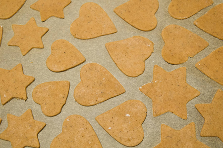自制姜饼饼干切成圣诞明星和心脏形状准备烘焙