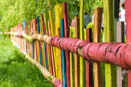 绿色彩绘的木彩色红黄蓝绿色彩绘木栅栏照片