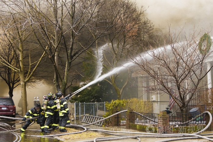 消防员在房子灭火工作