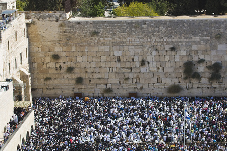 在西墙的犹太人祷告。以色列耶路撒冷