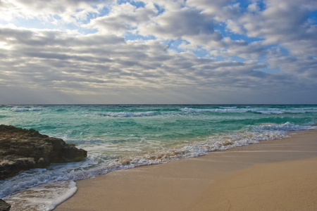 视野 og 加勒比海与早晨的波浪