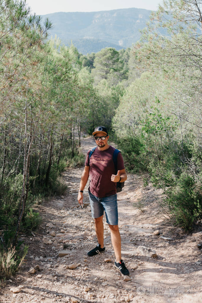 旅行者在峡谷照片-正版商用图片04q82m-摄图新视界