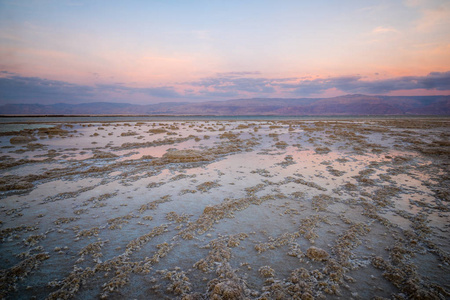 在死海, 以色列和约旦之间的盐形成的日落视图