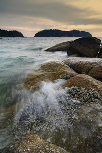 美丽的海景景观的热带岛屿. 软波浪撞击海岸线