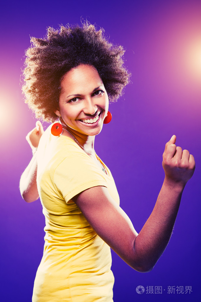 跳舞的黑人美国女人