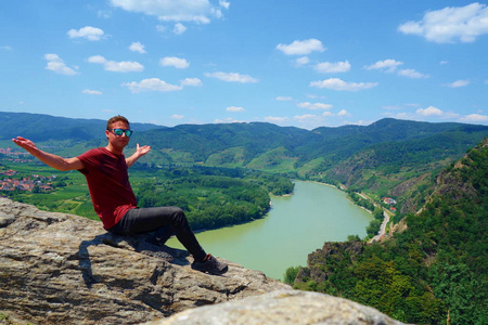 美丽的瓦豪山谷全景鸟瞰与历史镇的 Durnstein 和著名的多瑙河, 下奥地利地区, 奥地利, 欧洲
