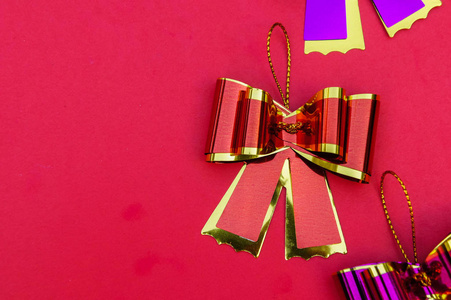 丝带弓在红色背景和拷贝空间, 丝带弓礼物在背景上