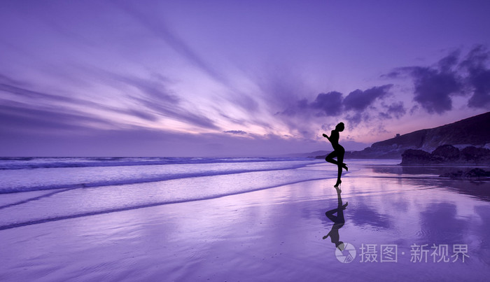 一个性感的女孩在沙滩上的思考