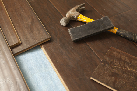 锤子和块与新的强化木地板图片