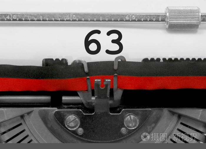 63数字文本由一台老打字机写在白色板材