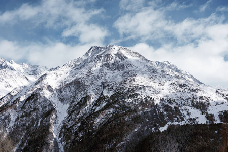 高山山风景。白雪覆盖的高山