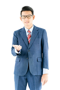 年轻的亚洲商人穿西装戴眼镜的白色背景