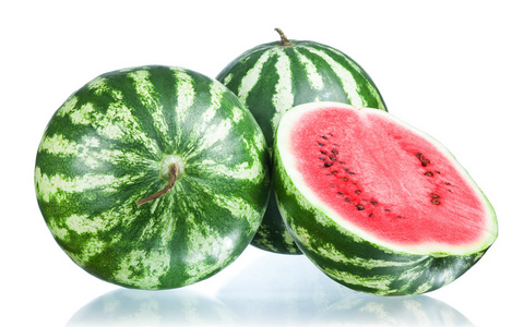 甜甜圈和两个一半两个完整的西瓜和一半被隔绝在白色背景上照片