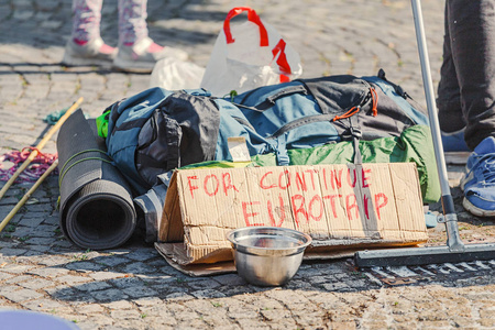 游客搭便车徒步旅行的学生穿越欧洲, 乞求捐款继续他的旅程