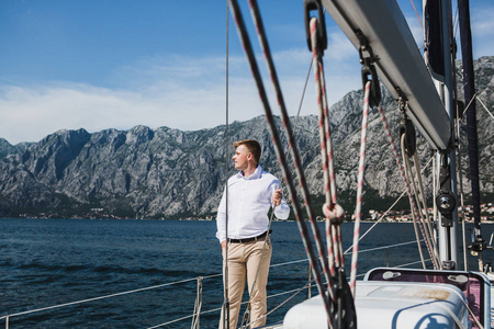 令人敬畏的年轻人在豪华游艇出海在婚礼的日子照片