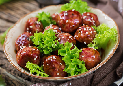 亚洲肉肉丸与牛肉在糖醋酱.亚洲美食照片