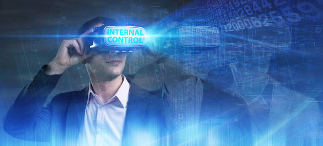 业务，技术，互联网和网络概念。在虚拟现实眼镜工作的年轻商人看到题词 内部控制