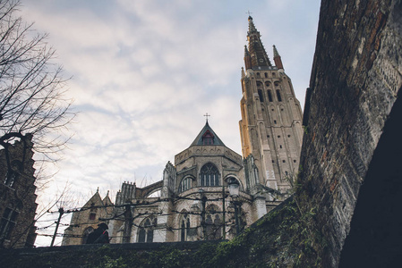 不同的观点从一个历史教会的低角度。中欧城市雄伟的哥特式教堂