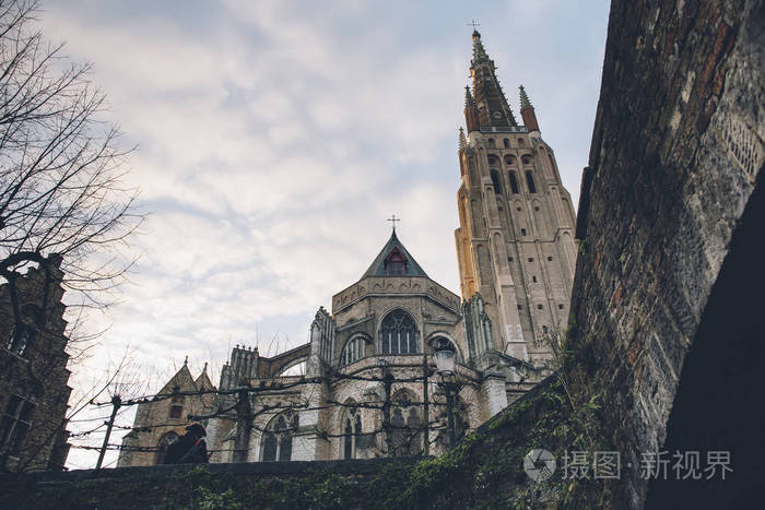 不同的观点从一个历史教会的低角度。中欧城市雄伟的哥特式教堂