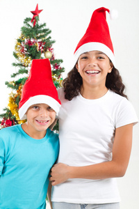 快乐妹妹和弟弟在圣诞树