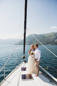 新婚夫妇乘坐豪华游艇出海, 黑山