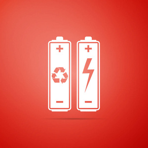 电池与回收符号可再生能源概念图标在红色背景下隔离。平面设计。矢量插图