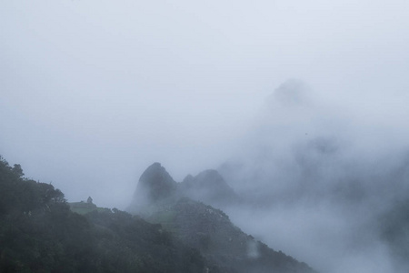 在云端的高山