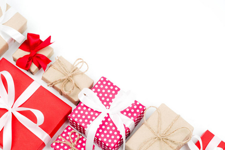 一套红色礼品盒与白色丝带弓和棕色工艺礼品盒在白色背景。圣诞, 新年, 生日快乐目前平面布局和顶部视图组合中的装饰概念