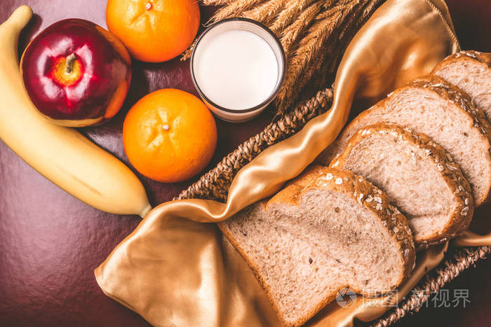 健康早餐与全麦面包牛奶和果子在桌上