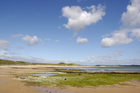 沿着海滩在 dunstanburgh 查看