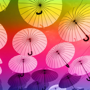 背景五颜六色的雨伞反对天空, 街道装饰