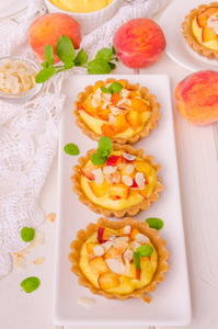 Tartlets, 鲜桃和杏仁