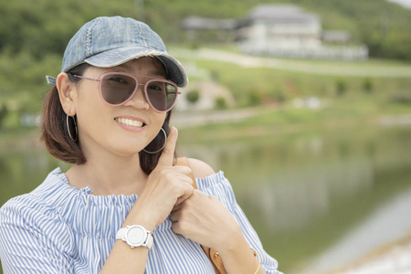 闭上牙齿亚洲女人的笑脸微笑着旅行和放松