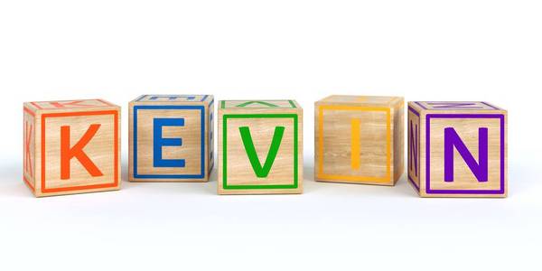 独立木制玩具立方体与名字凯文的字母