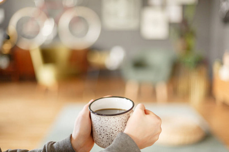 人握杯特写