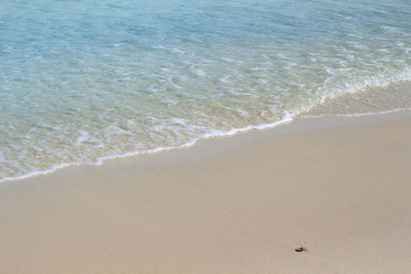 绿松石海水沙滩照片背景。波浪在白色海滩沙子。热带海滨田园风光。大洋沿岸的白沙。异国情调的岛屿横幅模板。热带海滨度假酒店