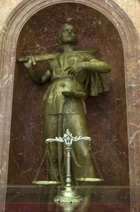 装饰体重秤和司法的雕像