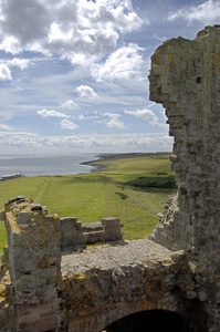 dunstanburgh 城堡墙和海岸线